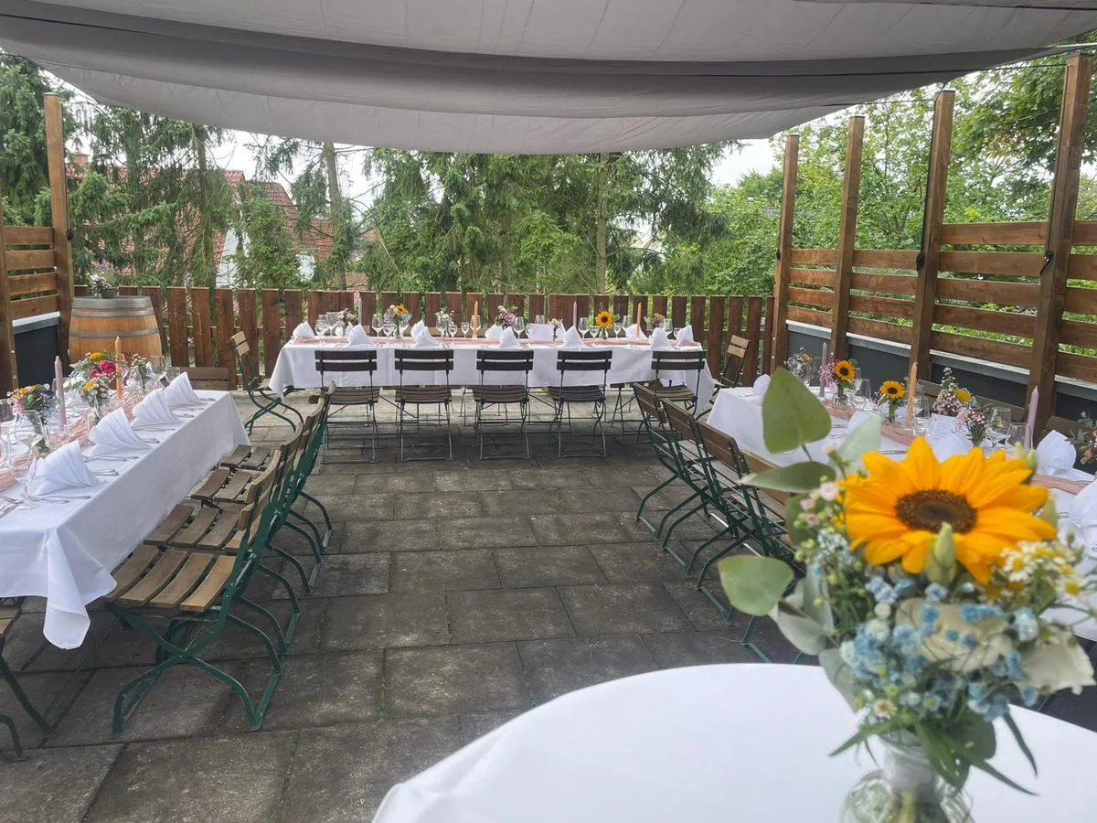 Festlich eingedeckte Tafel auf der Terrasse im Wätjens Klönschnack
