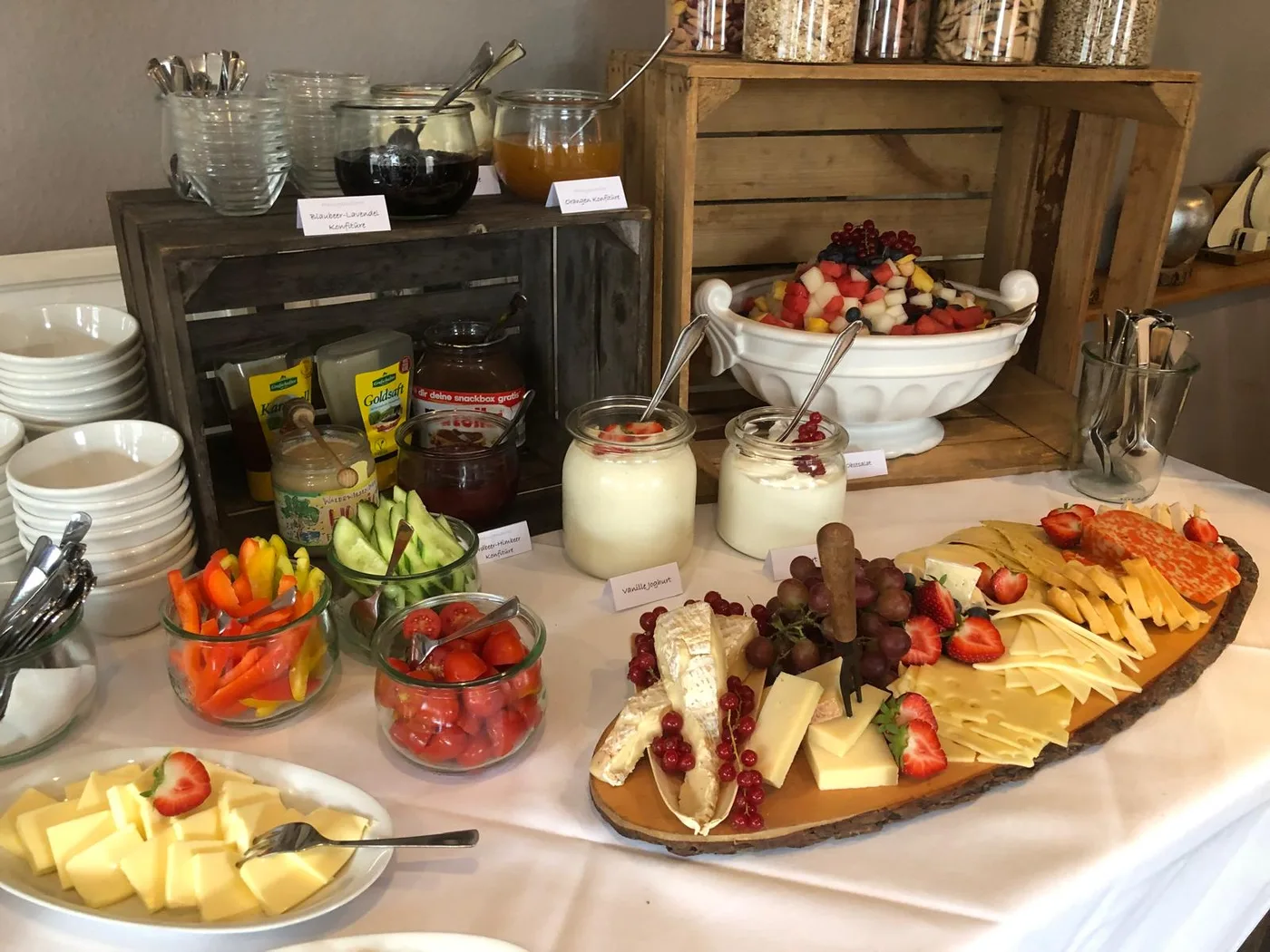 Frühstücksbuffet im Wätjens Klönschnack mit Käseplatte, Obstsalat und hausgemachter Konfitüre